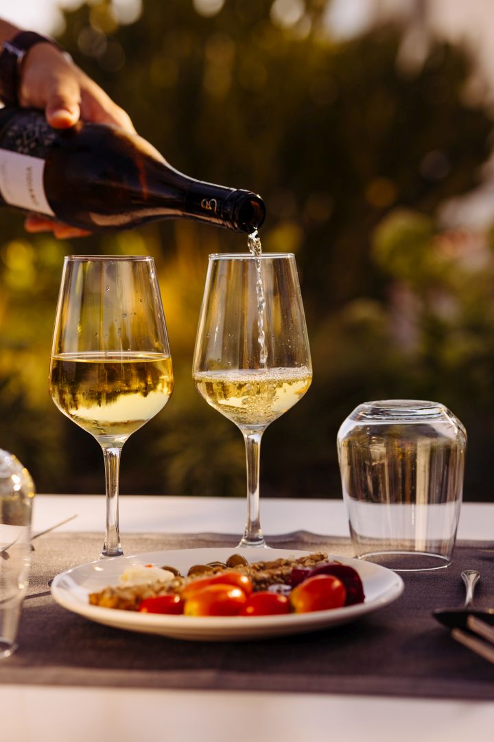 SOAK UP THE FRIENDLY<br>AMBIENCE AT AMALTHEA<br>RESTAURANT IN PLAKIAS,<br>CRETE