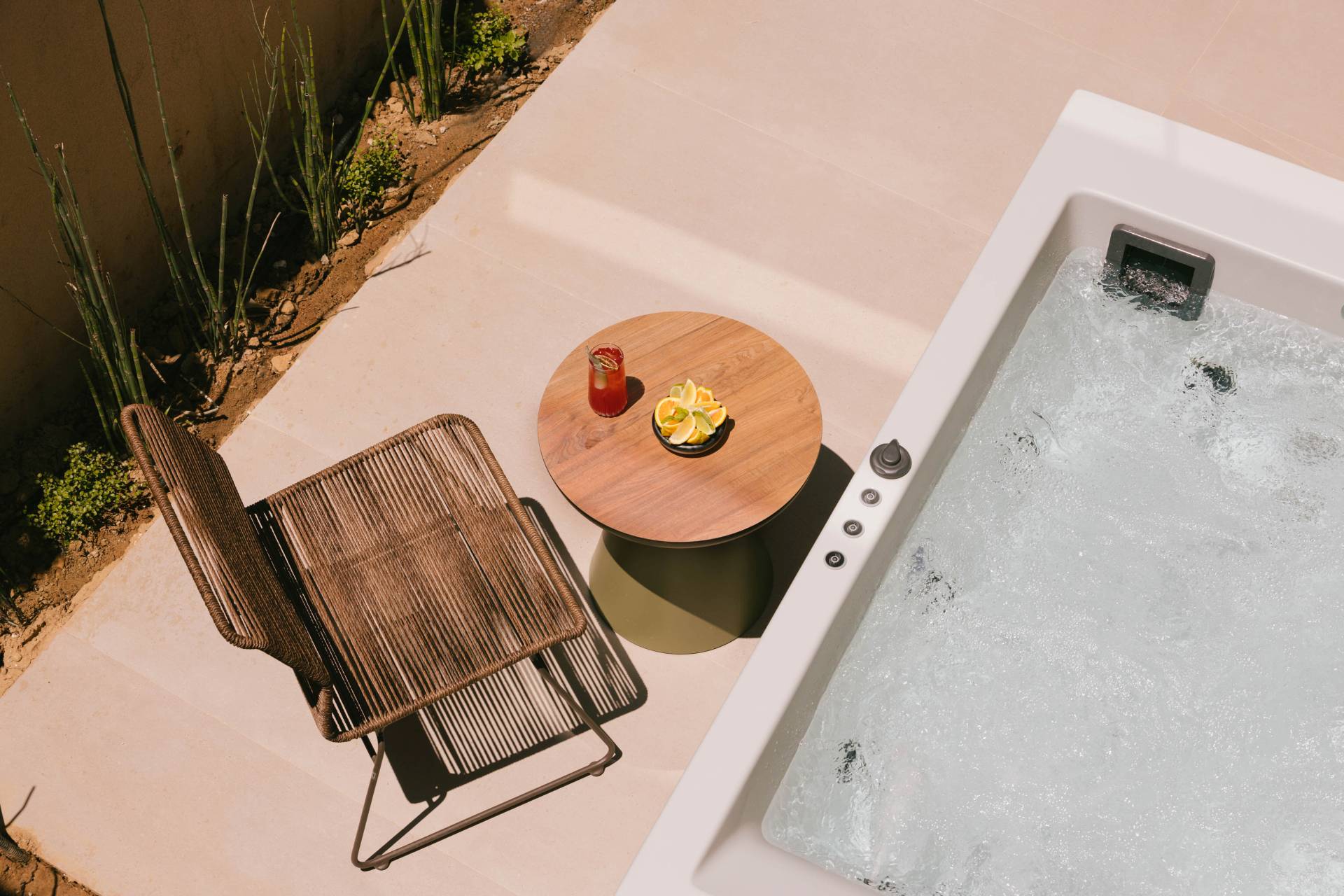 <strong>FEATURES OF JUNIOR SUITE WITH HOT TUB</strong>