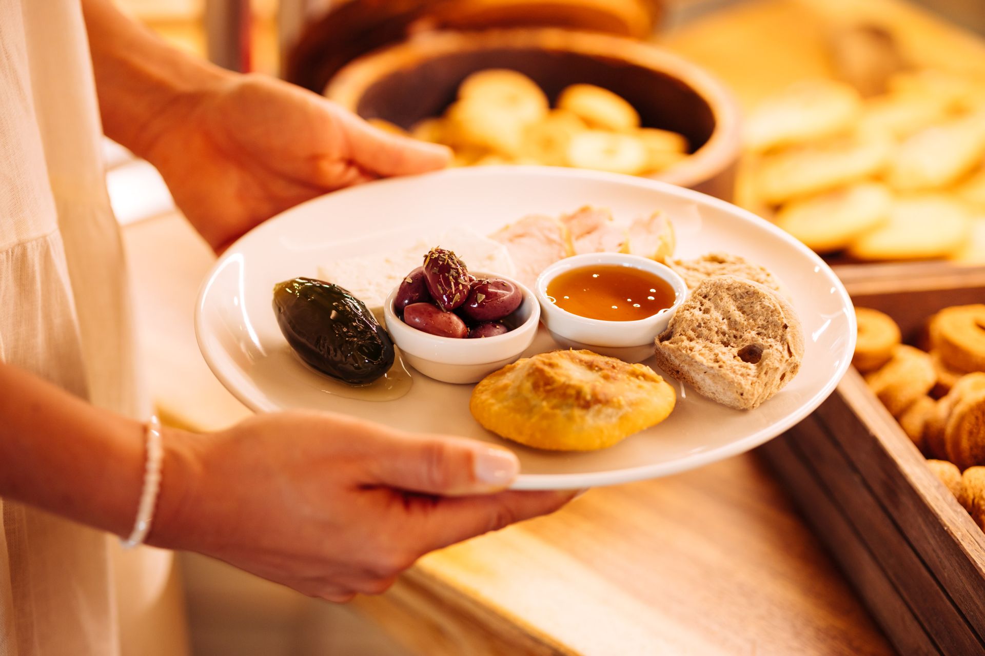 EXPERIENCE<br>AUTHENTIC CRETAN<br>CUISINE