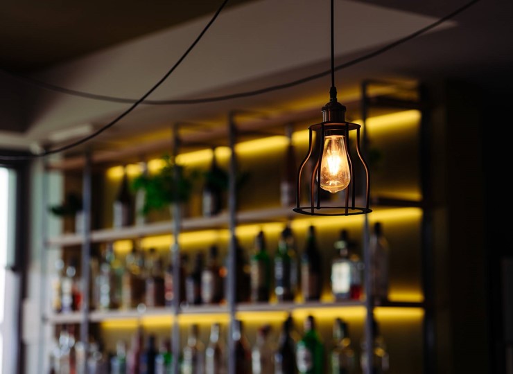 GENIESSEN SIE FRISCHE FRUCHTSÄFTE, BELEBENDE SMOOTHIES, EINHEIMISCHE SODAGETRÄNKE UND KÖSTLICHE SNACKS