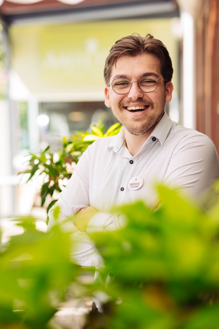 Ιάκωβος Μηχανός, Προϊστάμενος Eστιατορίου