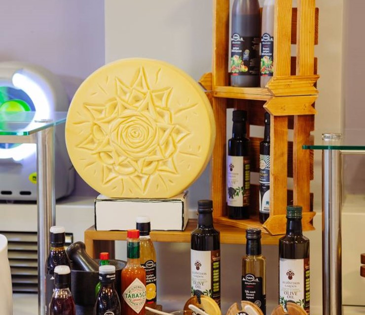 Erwerben Sie ein geschmackvolles Produkt: Extra natives Olivenöl aus dem Olivenhain des Alianthos Garden Hotels