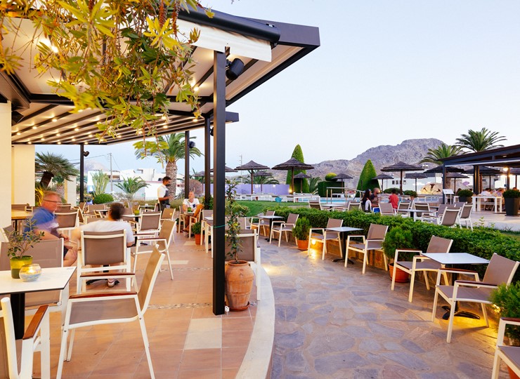 GENIESSEN SIE FRISCHE FRUCHTSÄFTE, BELEBENDE SMOOTHIES, EINHEIMISCHE SODAGETRÄNKE UND KÖSTLICHE SNACKS