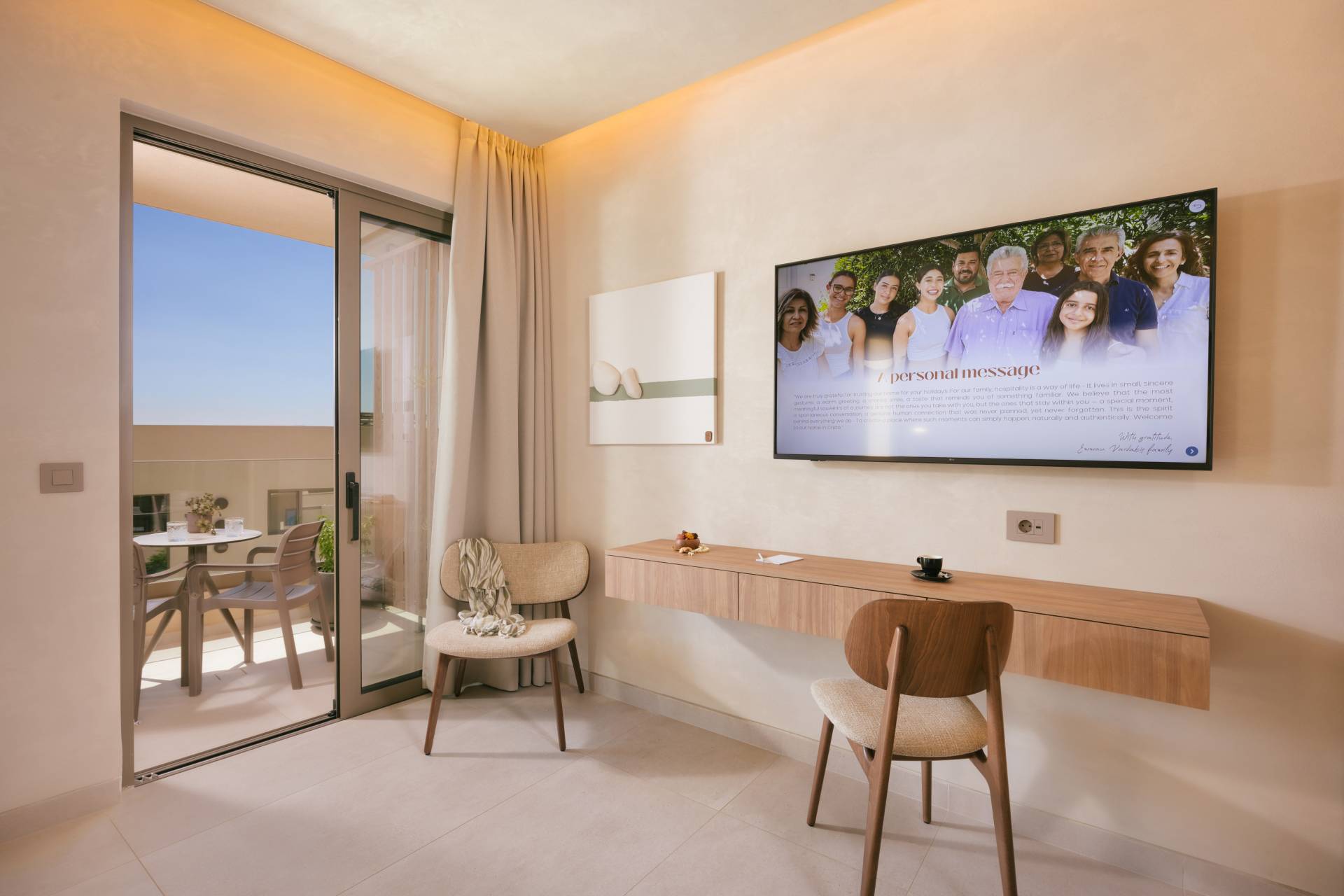 <strong>FEATURES OF DELUXE ROOM WITH POOL VIEW</strong>