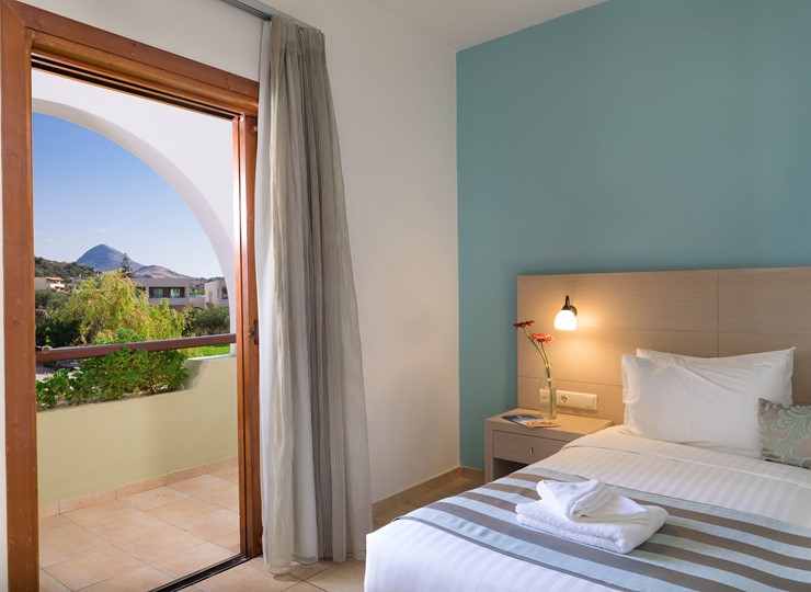 <strong>FEATURES OF TRIPLE ROOM SIDE SEA VIEW</strong>